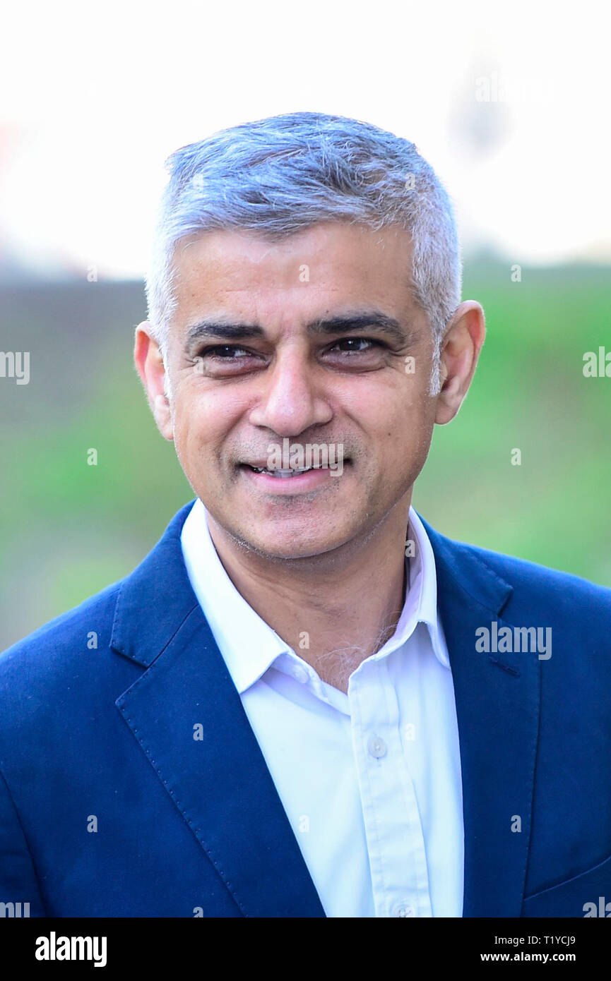 Londra, Regno Unito. Il 29 marzo 2019. Sindaco di Londra, Sadiq Khan, arriva a lanciare una con marchio "siamo tutti londinesi' autobus come si inizia una quattro giorni 'consulenza roadshow" in tutta la capitale. Il personale sul bus visiteremo le posizioni con un numero elevato di cittadini europei, offrendo loro indicazioni su come applicare per liquidare lo stato di rimanere nel Regno Unito a seguito Brexit. Il bus tour coincide con l'apertura del governo dell'UE per il regime di liquidazione. Credito: Stephen Chung / Alamy Live News Foto Stock
