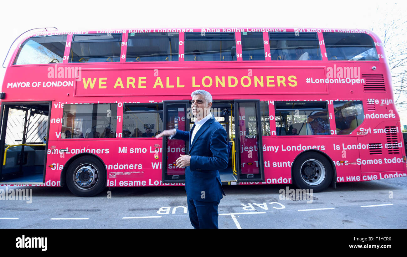 Londra, Regno Unito. Il 29 marzo 2019. Sindaco di Londra, Sadiq Khan, lancia una con marchio "siamo tutti londinesi' autobus come si inizia una quattro giorni 'consulenza roadshow" in tutta la capitale. Il personale sul bus visiteremo le posizioni con un numero elevato di cittadini europei, offrendo loro indicazioni su come applicare per liquidare lo stato di rimanere nel Regno Unito a seguito Brexit. Il bus tour coincide con l'apertura del governo dell'UE per il regime di liquidazione. Credito: Stephen Chung / Alamy Live News Foto Stock