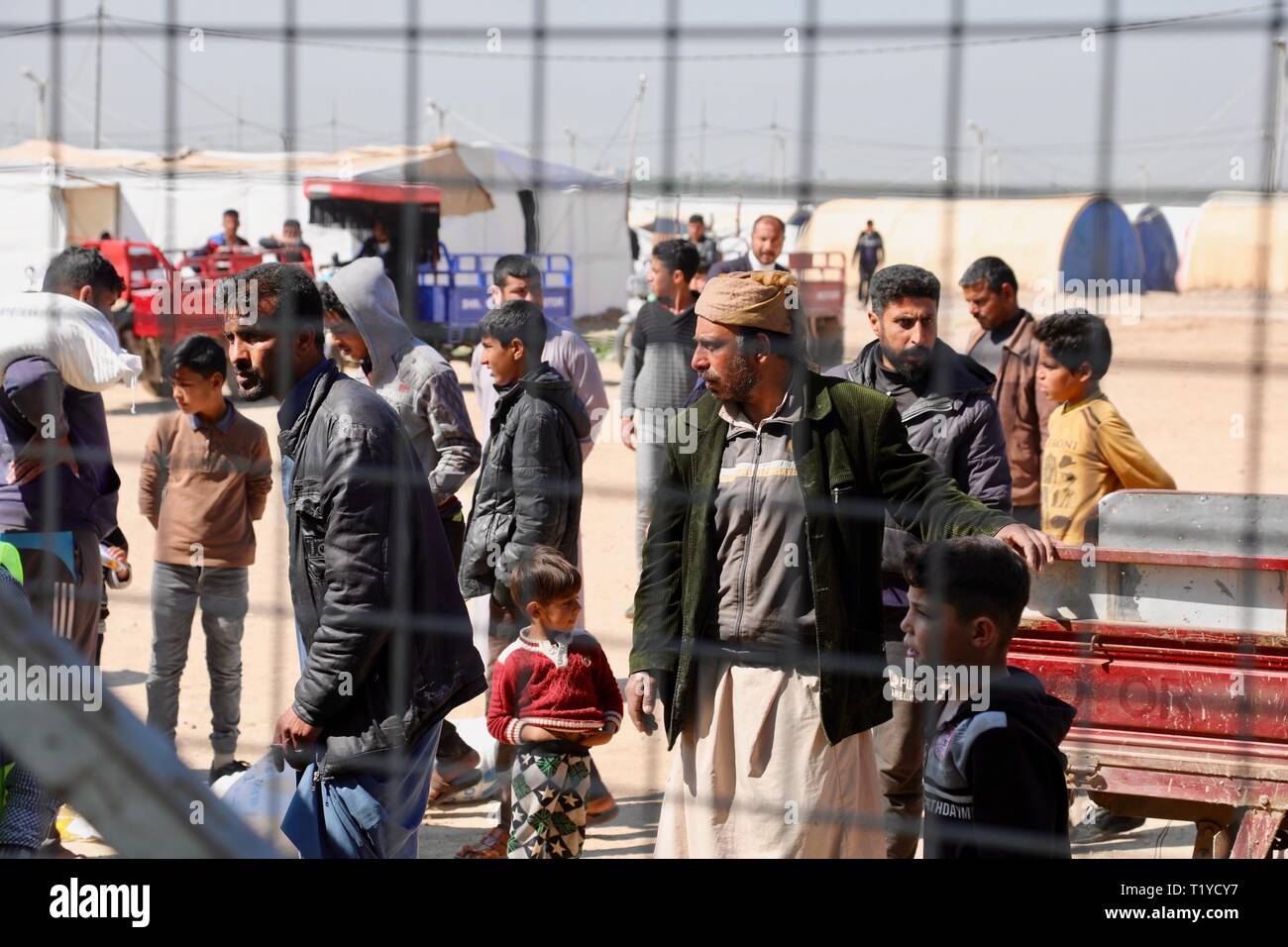 (190329) -- di Mosul, Marzo 29, 2019 (Xinhua) -- iracheni sfollati interni (IDPs) sono visibili in al-Salamiyah 1 camp, una trentina di km a sudest dell'Iraq settentrionale della città di Mosul, Iraq, 6 marzo 2019. Dopo più di un anno dopo la vittoria militare contro gli estremisti islamici membro (SI) militanti, centinaia di migliaia di iracheni sfollati interni sono ancora bloccati nei campi di concentramento, rivolta verso la scarsità di cibo mentre prive di opportunità di lavoro e servizi di base a tornare a casa. (Xinhua/Khalil Dawood) PER ANDARE CON FUNZIONE: rifugiati iracheni bloccati nei campi di concentramento, mancanza di opportunità per tornare Foto Stock