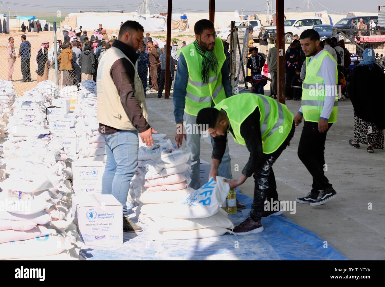 (190329) -- di Mosul, Marzo 29, 2019 (Xinhua) -- Lavorare personale a prepararsi per la distribuzione di alimenti in al-Salamiyah 1 camp, una trentina di km a sudest dell'Iraq settentrionale della città di Mosul, Iraq, 6 marzo 2019. Dopo più di un anno dopo la vittoria militare contro gli estremisti islamici membro (SI) militanti, centinaia di migliaia di iracheni sfollati interni sono ancora bloccati nei campi di concentramento, rivolta verso la scarsità di cibo mentre prive di opportunità di lavoro e servizi di base a tornare a casa. (Xinhua/Khalil Dawood) PER ANDARE CON FUNZIONE: rifugiati iracheni bloccati nei campi di concentramento, mancanza di opportunità per tornare Foto Stock