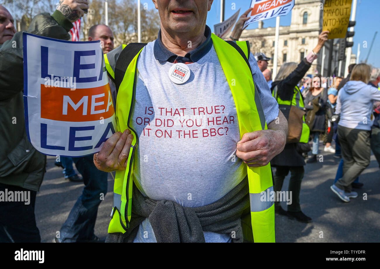 Londra, Regno Unito. 29 Mar, 2019. Pro Brexit protester indossando anti media camicia come bloccano le strade attorno a Piazza del Parlamento Londra oggi come mostrano la loro rabbia per non lasciare la UE oggi causando caos del traffico nella città . MP sono seduta di oggi al dibattito di lasciare il Parlamento europeo il giorno in cui è stato originariamente doveva accadere Credito: Simon Dack/Alamy Live News Foto Stock