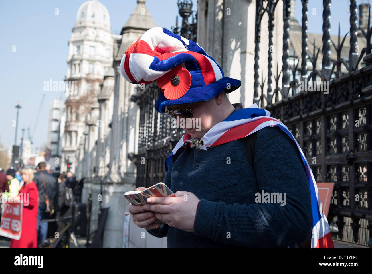 Londra, Regno Unito. Il 29 marzo 2019. (L a R) Pro-Brexit dimostranti a Piazza del Parlamento, Westminster. MPs dibattito Theresa Maggio ritiro dell'accordo. Il Regno Unito ha per informare il UE da 11.00pm del risultato del voto in Commons. Credito: Santo Basone/Alamy Live News Foto Stock