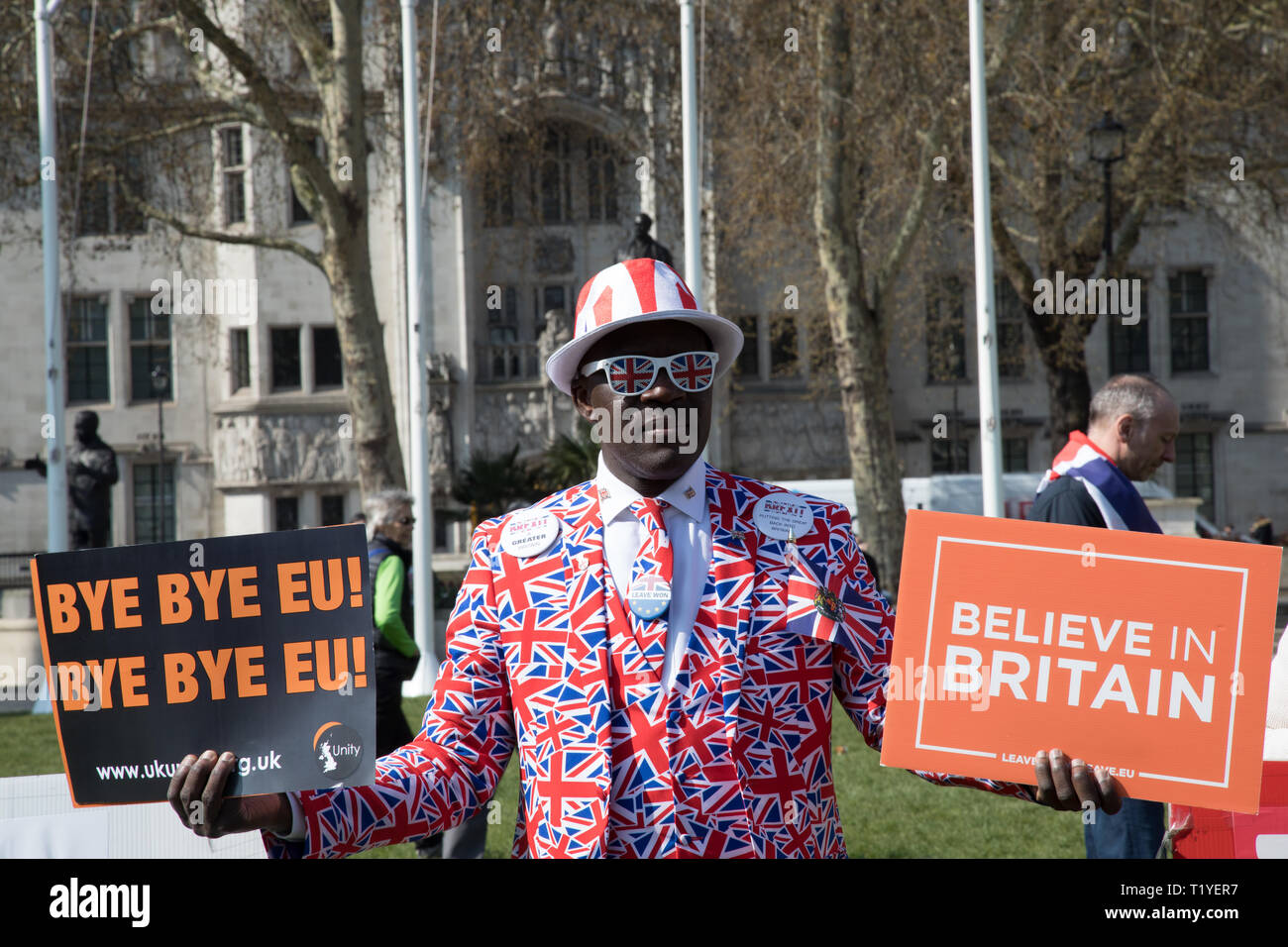 Londra, Regno Unito. Il 29 marzo 2019. (L a R) Pro-Brexit dimostranti a Piazza del Parlamento, Westminster. MPs dibattito Theresa Maggio ritiro dell'accordo. Il Regno Unito ha per informare il UE da 11.00pm del risultato del voto in Commons. Credito: Santo Basone/Alamy Live News Foto Stock