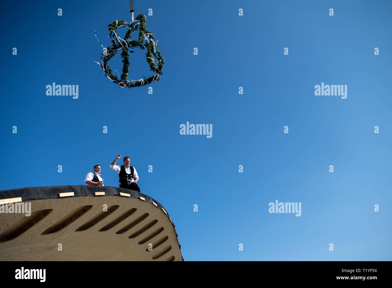 Heilbronn, Germania. 29 Mar, 2019. Daniel Müller (l) e Reinhold Müller (r), entrambi i maestri falegnami della società Müllerblaustein, prendere parte il topping-out cerimonia per il padiglione in legno presso la Federal Garden Show Grounds. Il Federal Garden Show si svolgerà dal 17 aprile al 6 ottobre. Credito: Sebastian Gollnow/dpa/Alamy Live News Foto Stock