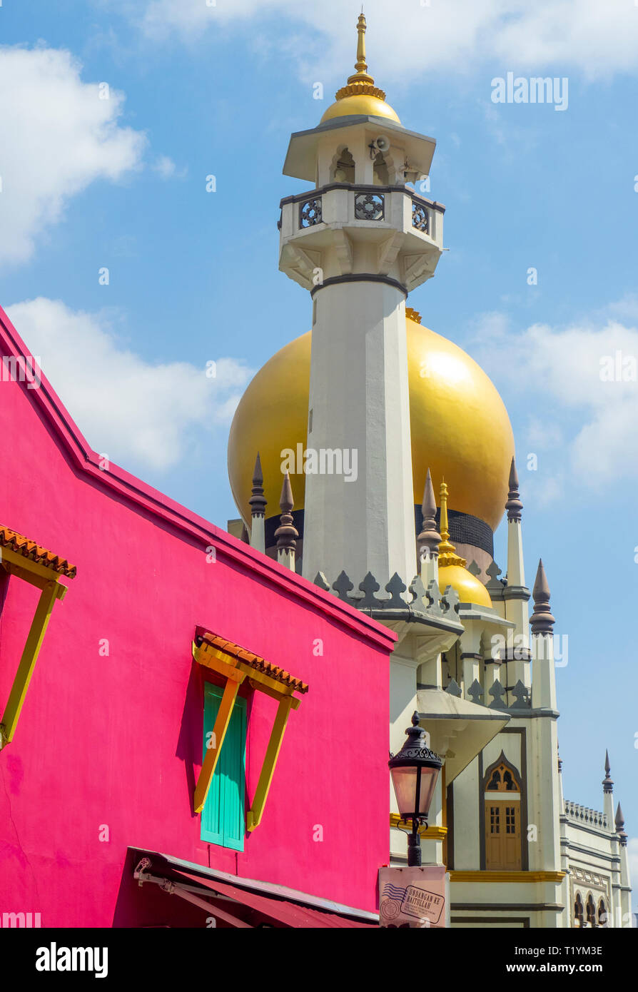 Edificio colorato in Mascate St e minareto e cupola dorata della Moschea del Sultano Masjid Kampong Glam Singapore. Foto Stock