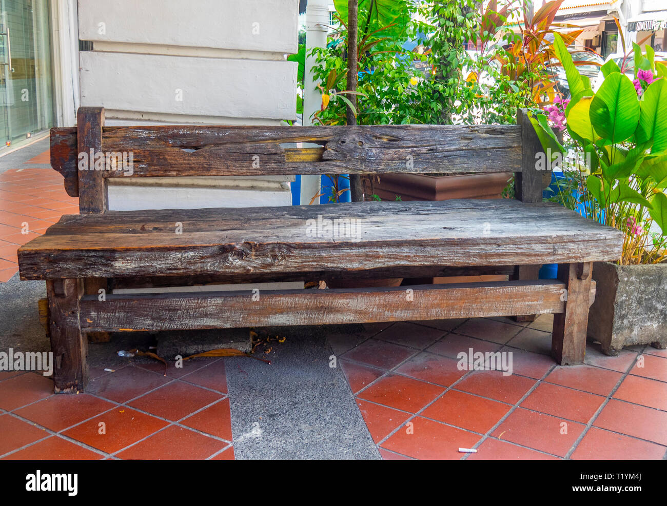 Rustico panca di legno sul pavimento in piastrelle di terracotta Foto Stock