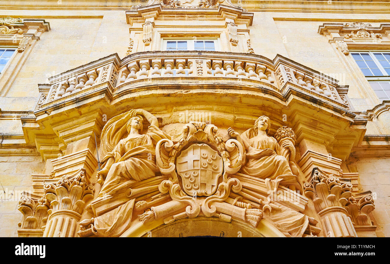 L'ingresso al palazzo medioevale è decorato con sculture ornamentali, ghirlande e storico stemma, posto al di sopra della gate, Rabat e Mdina. Foto Stock