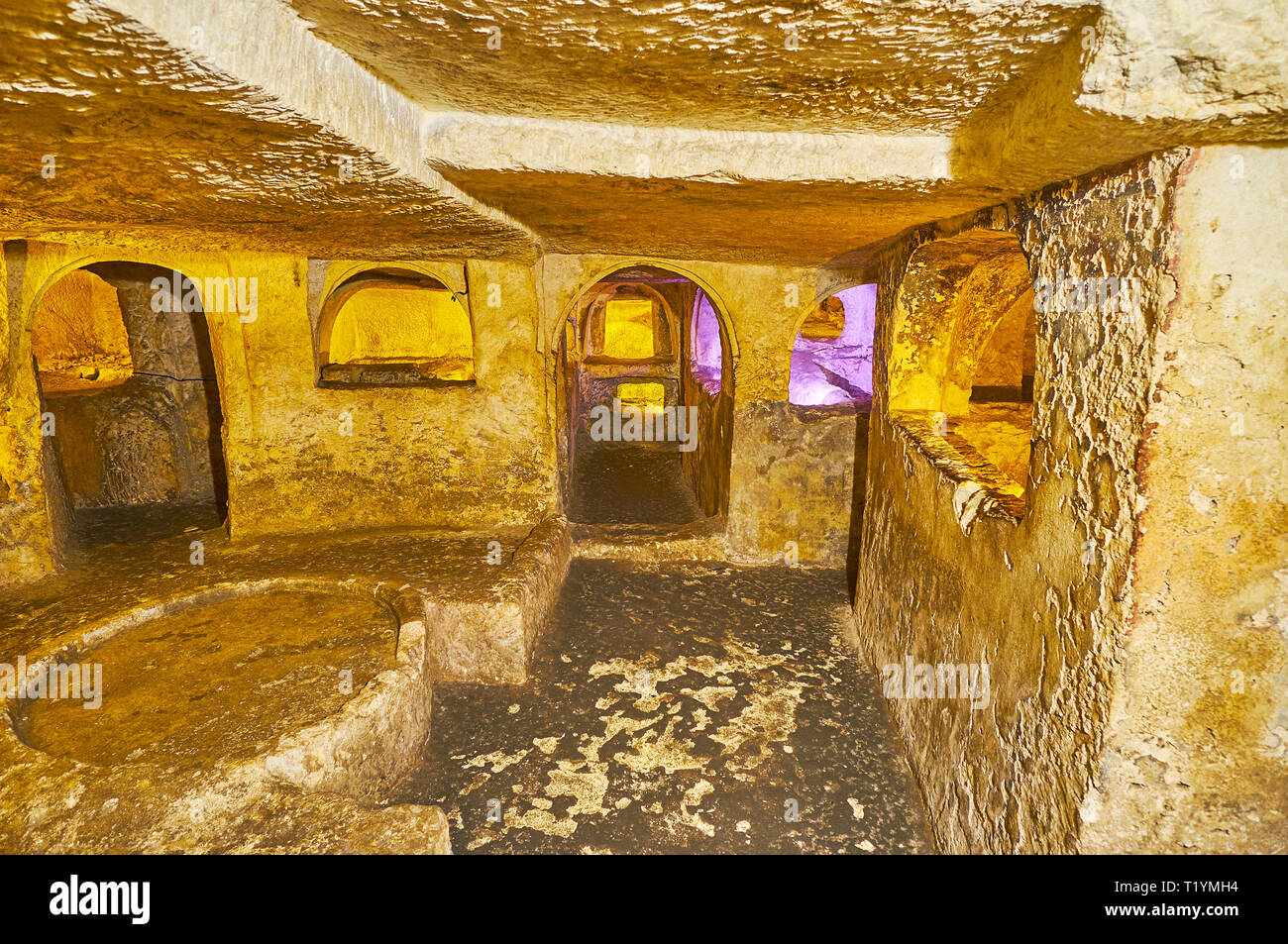 RABAT, Malta - 16 giugno 2018: il rituale hall con conserva antiche agape tavola in San Cataldo catacombe - storico sito di sepoltura, situato sotto il Foto Stock