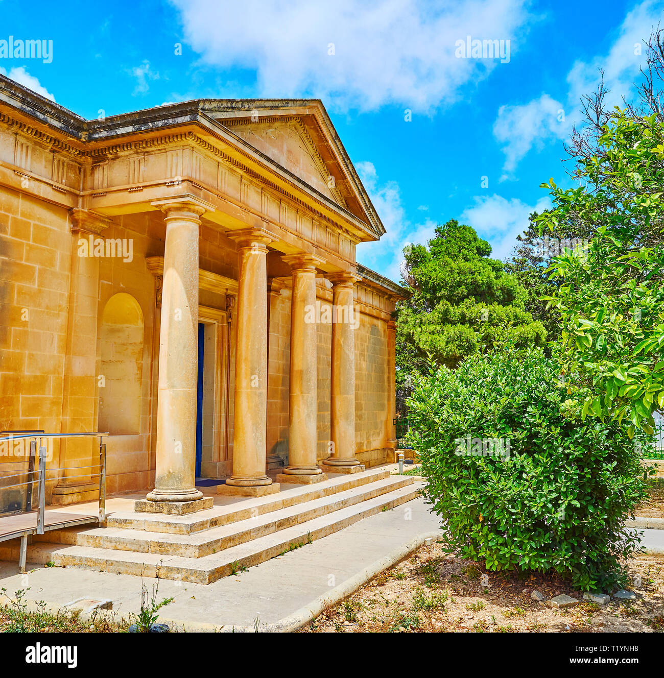 Il portico in pietra con esili colonne decora l'ingresso alla antica Domus Romana - conservate rovine di Rman casa aristocratica, situato tra Raba Foto Stock