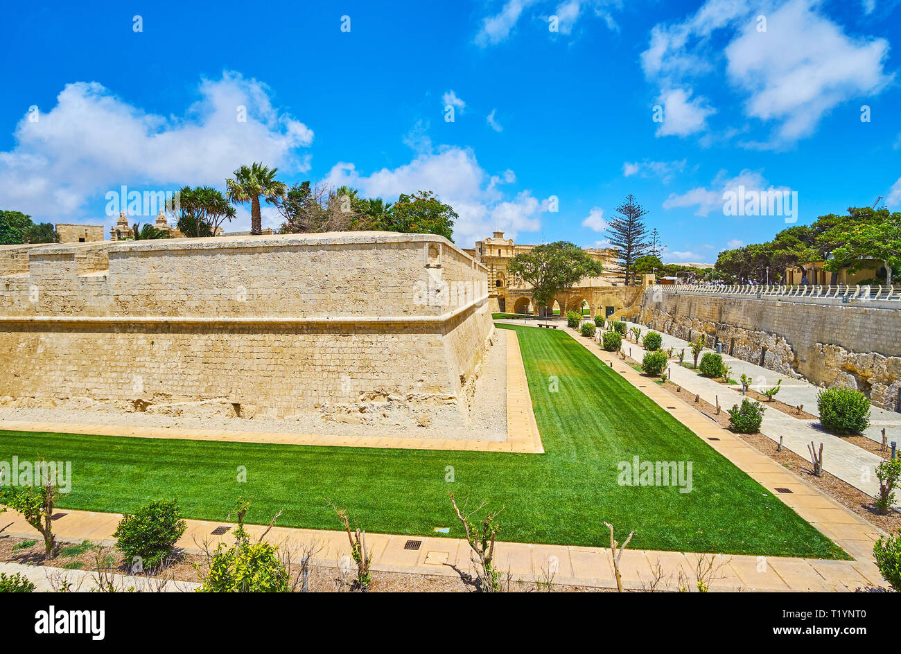 La parete esterna della fortezza di Mdina è circondato da splendidi giardini ornamentali, allungandosi lungo i suoi bastioni e cancelli, Malta. Foto Stock