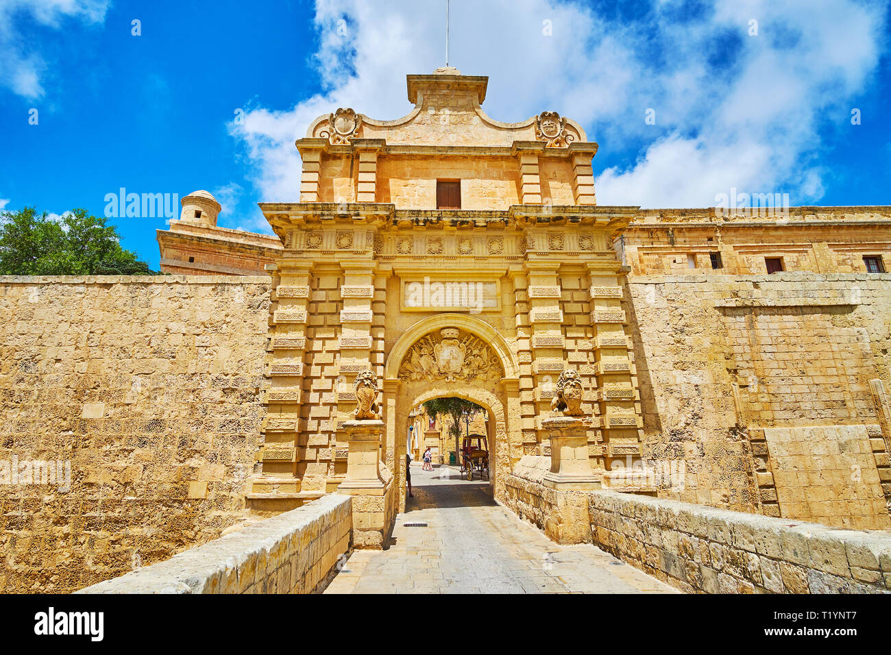 MDINA, Malta - 16 giugno 2018: Il riccamente decorato in pietra (Principale Vilhena) Gate di Mdina fortezza con statue di leoni-guardiani e stemma sopra Foto Stock