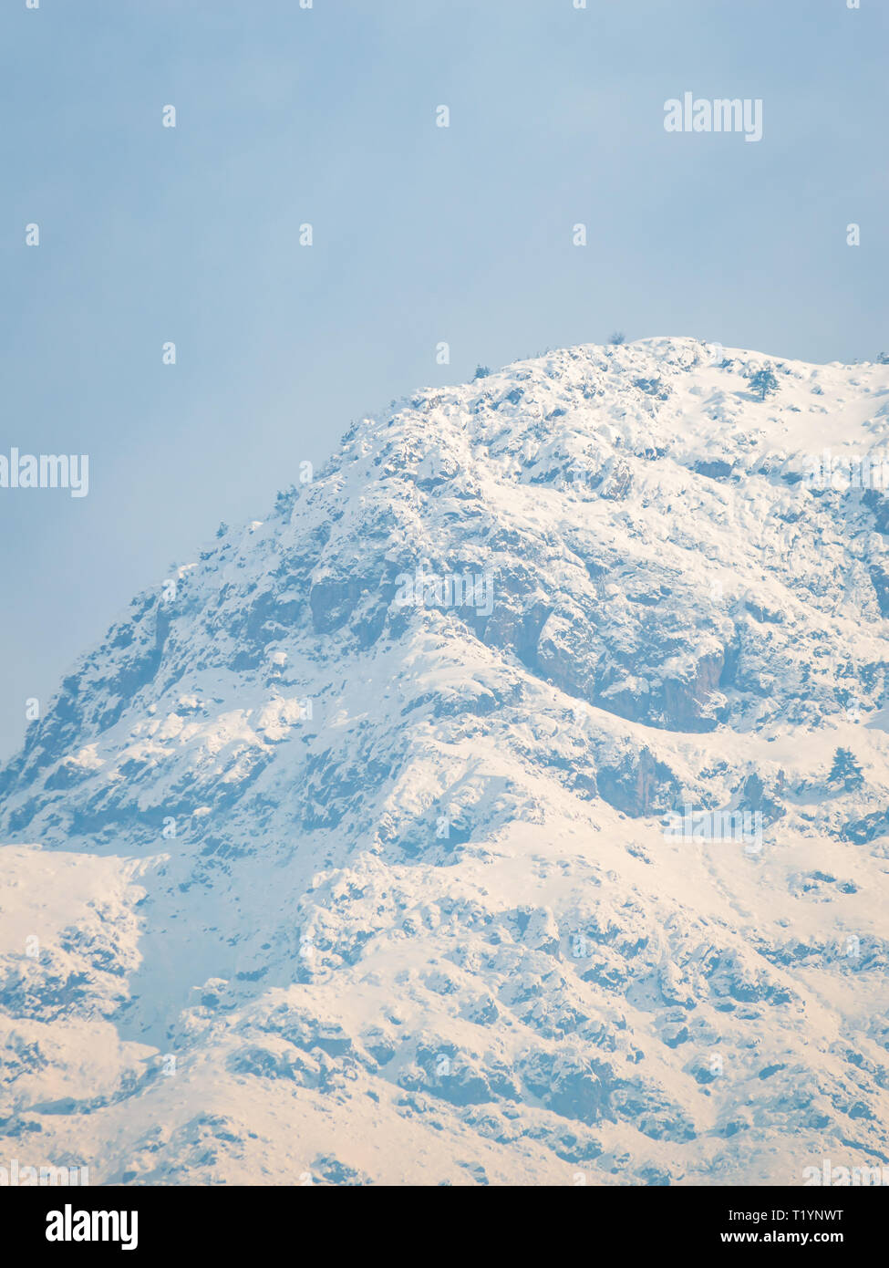 Il vertice di una coperta di neve montagna nella gamma Zabarwan in Srinagar Kashmir Foto Stock