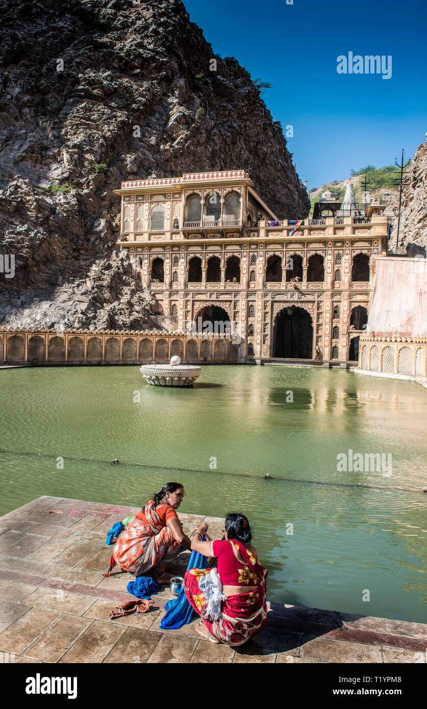 Galta, Rajasthan, India, 12-14-2013: Donne panno lavaggio in uno stagno a Galta tempio vicino ambra Foto Stock