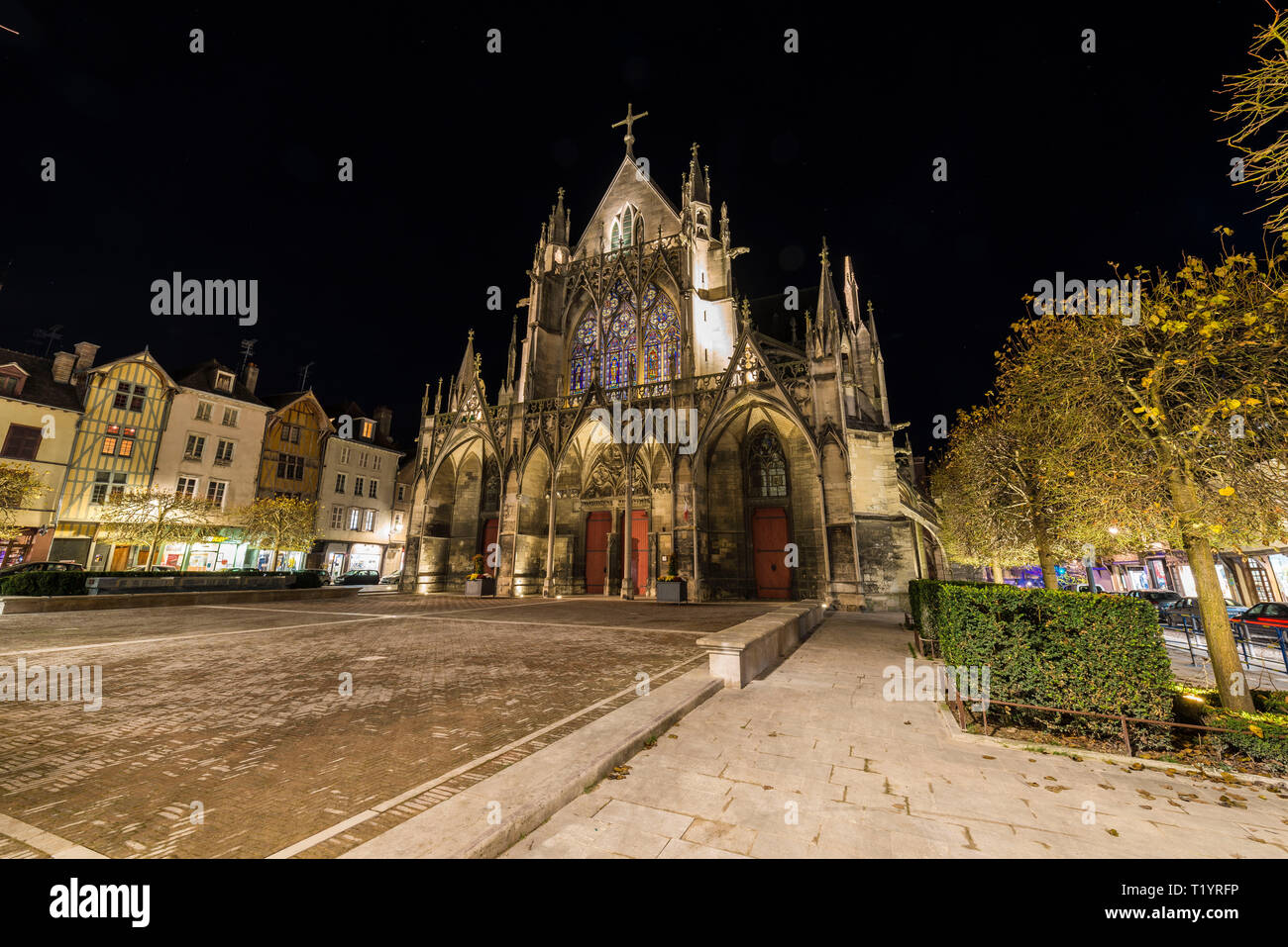 Basilica di Sant'Urbano di Troyes (Francia nord-orientale): la vista esterna del classico edificio gotico in piazza 'luogo' Vernier, la sera. Foto Stock