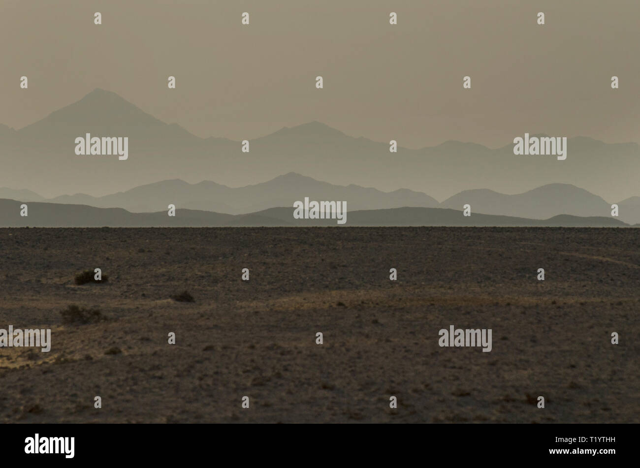 Deserto vuoto con vista sulle montagne di fading, Hamata, Egitto Foto Stock