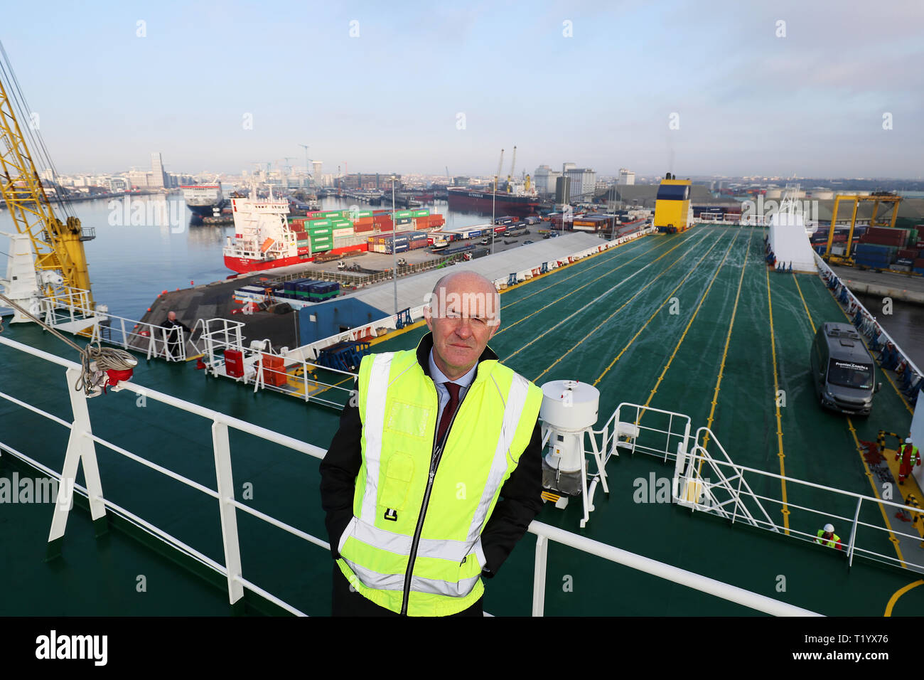 Porto di Dublino chief executive Eamonn O'Reilly a bordo della MV Laureline nel porto di Dublino che è per fornire ulteriore capacità sulla rotta diretta partenze cargo tra Dublino e l'Europa continentale precedendo Brexit. Foto Stock