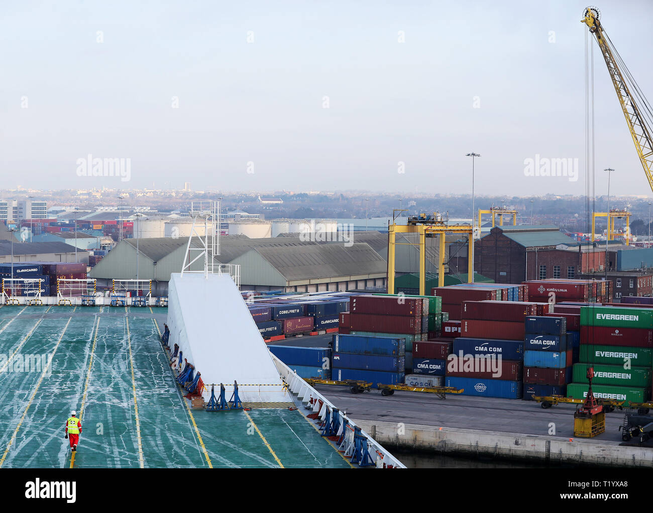 Un equipaggio lavoratore passeggiate sul ponte della MV Laureline nel porto di Dublino che è per fornire ulteriore capacità sulla rotta diretta partenze cargo tra Dublino e l'Europa continentale precedendo Brexit. Foto Stock