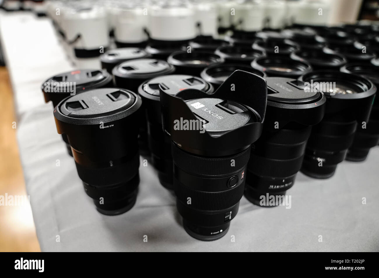 Tenerife, Spagna - 21 Marzo 2019: Sony wide lenti per alfa 9 serie sono impilati durante una conferenza per i fotografi. Foto Stock
