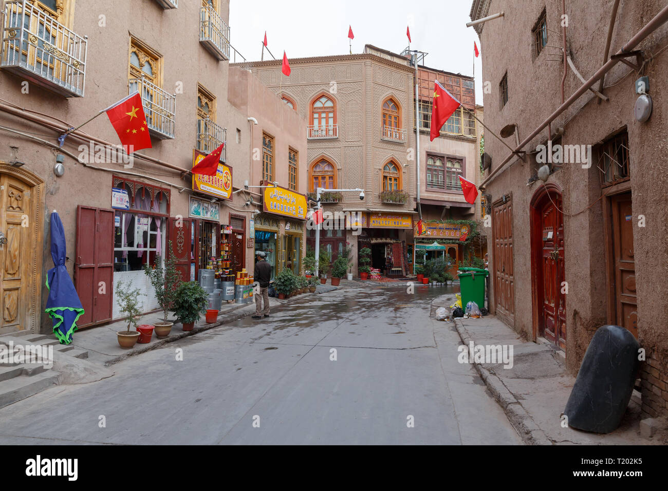 Strada con negozi e bandiere cinesi a Kashgar Old Town (provincia dello Xinjiang, Cina) Foto Stock