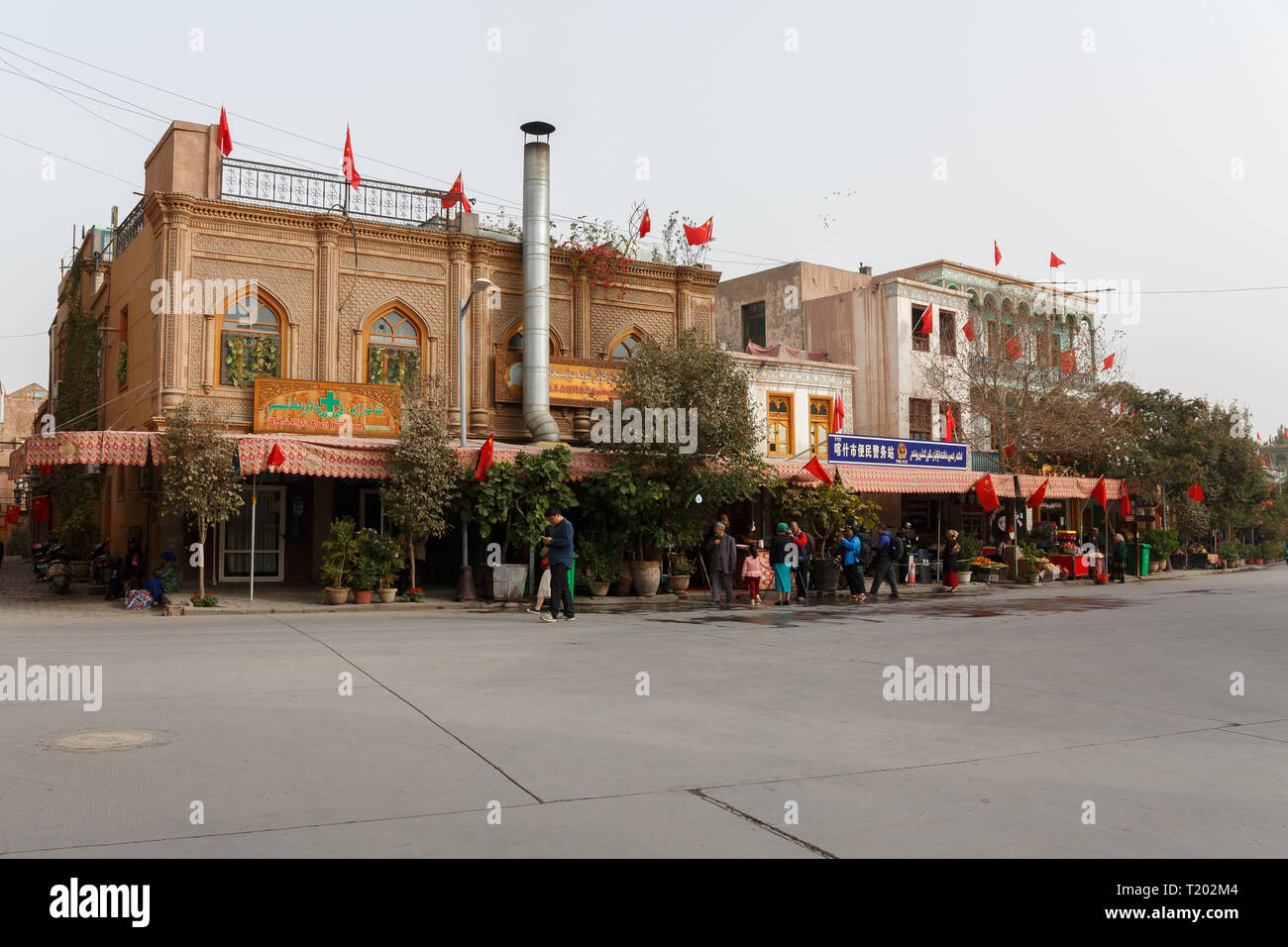 Vista su negozi e una stazione di polizia a Kashgar Old Town (provincia dello Xinjiang, Cina) Foto Stock