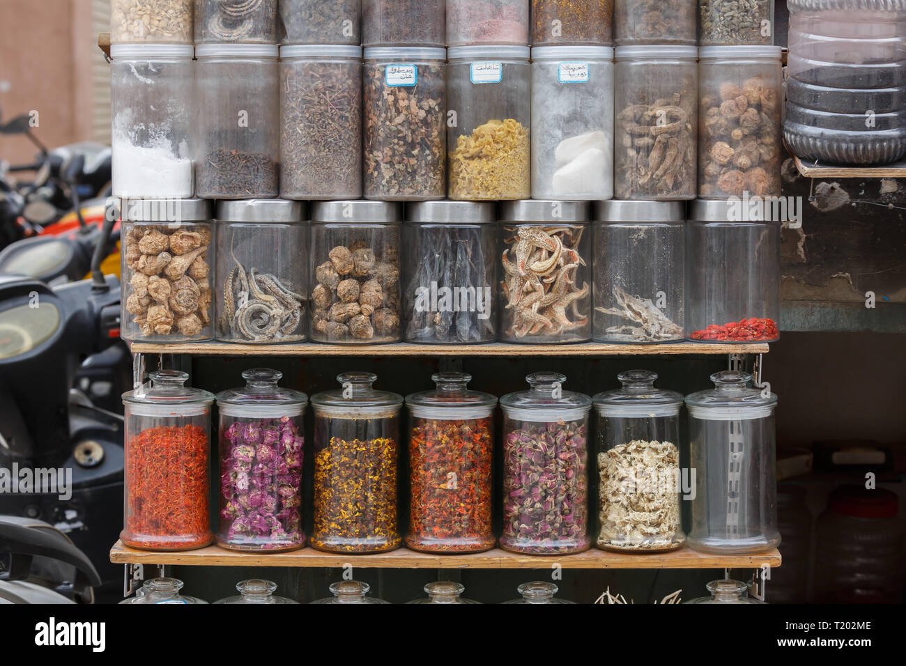 Occhiali con vari oggetti in vendita, catturata in un bazaar di Kashgar (provincia dello Xinjiang, Cina) Foto Stock