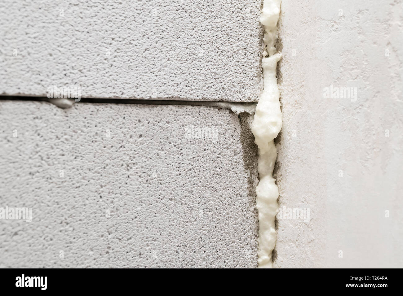 Riempiti di schiuma giunto tra il cemento cellulare blocchi, close-up Foto  stock - Alamy