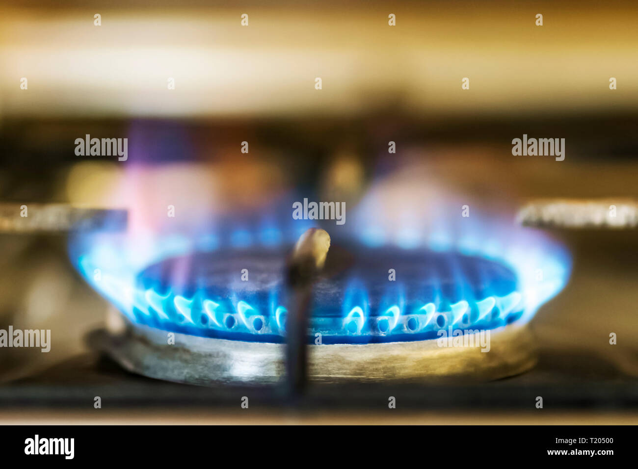 Masterizzazione di fiamma blu di gas sulla vecchia stufa in cucina Foto Stock