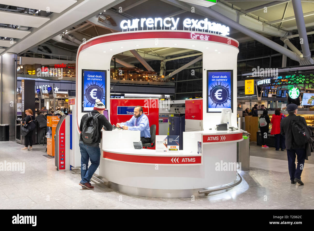 Cambio valuta chiosco in partenza lounge al Terminal 5 di Londra Heathrow Airport. London Borough of Hounslow, Greater London, England, Regno Unito Foto Stock