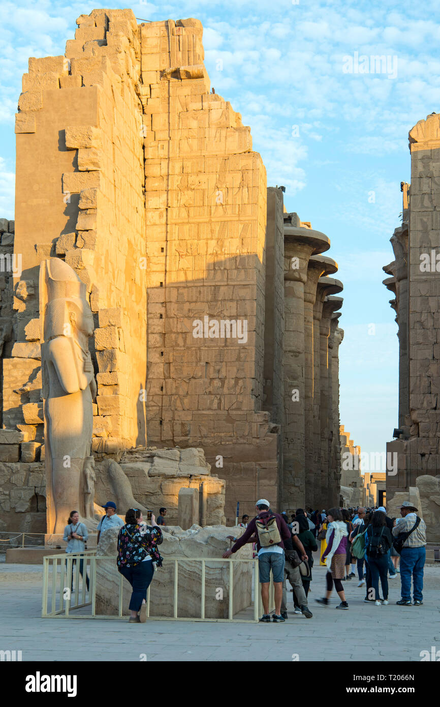 Ägypten, Luxor, Karnak-Tempel, Blick über den Grossen Vorhof zum Zweiten Pilone. links statua von Ramses" II. ? Mit circuizione Tochter Meritamun zwischen d Foto Stock