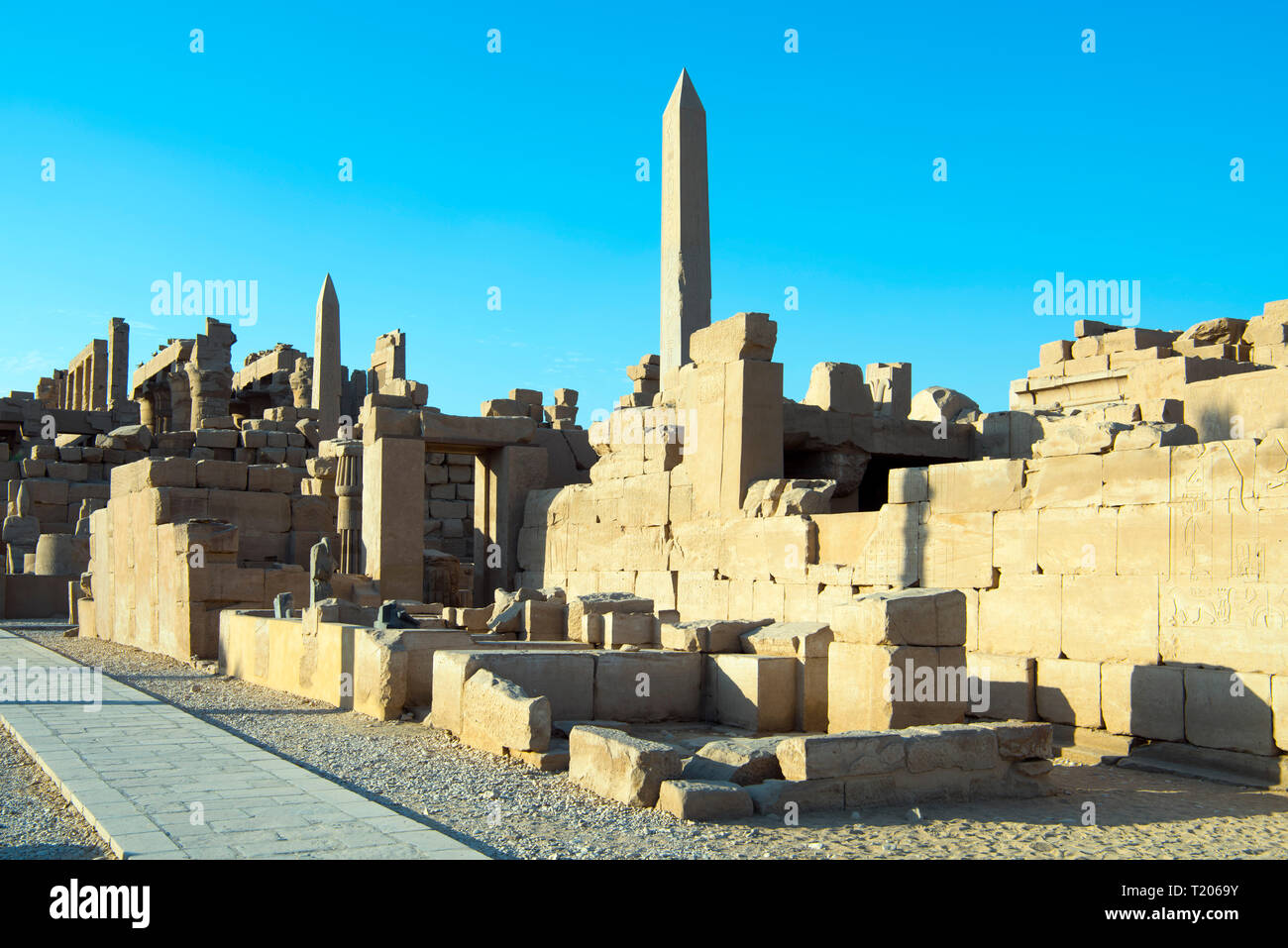 Ägypten, Luxor, Karnak-Tempel, Obelisco der Hatschepsut (rechts) und des Pharao Thutmosis I. (Mitte), dahinter die Säulen der Hypostylhalle Foto Stock