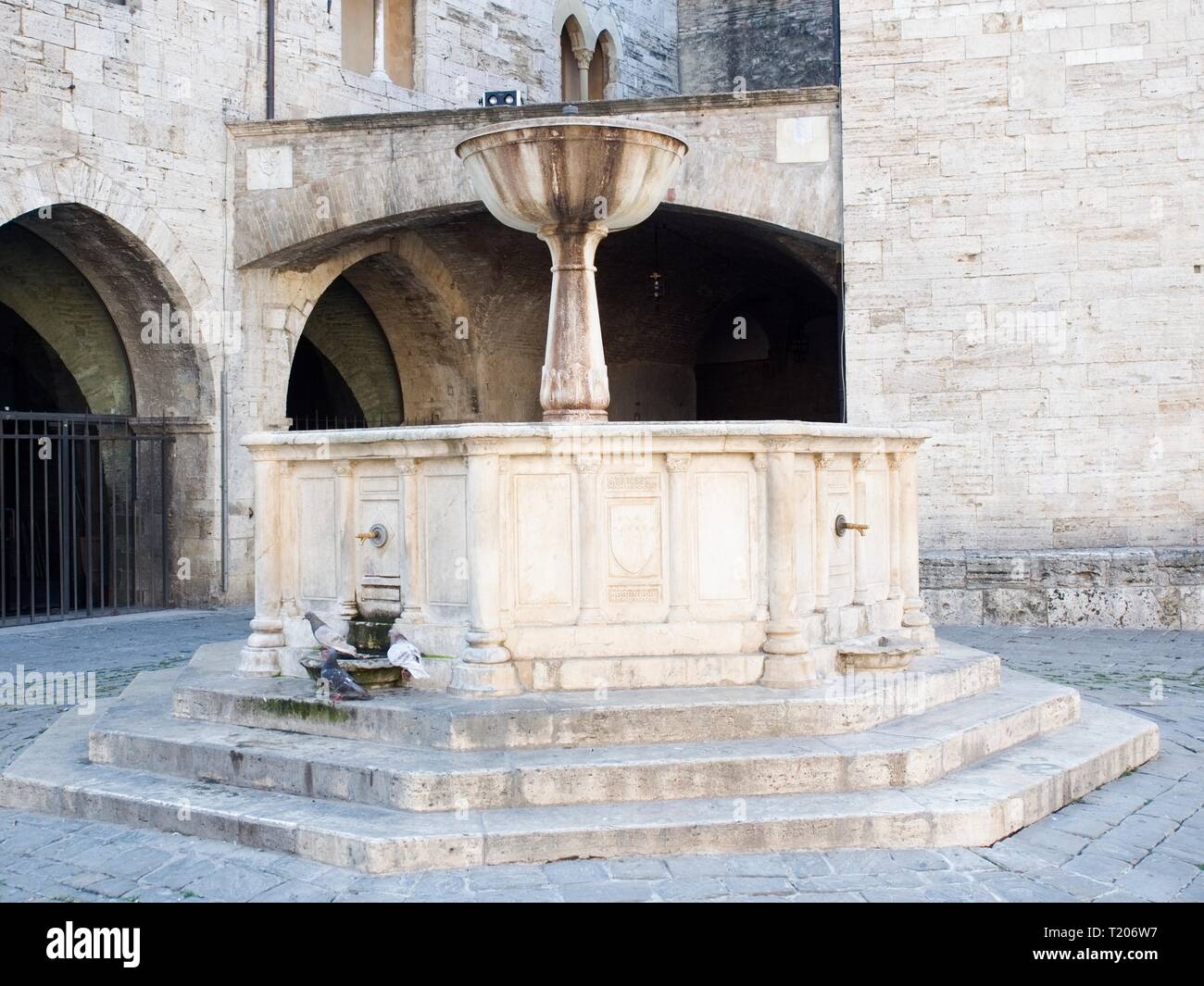 Bevagna Umbria Italia. Piazza Silvestri la vecchia fontana nella piazza principale. Foto Stock