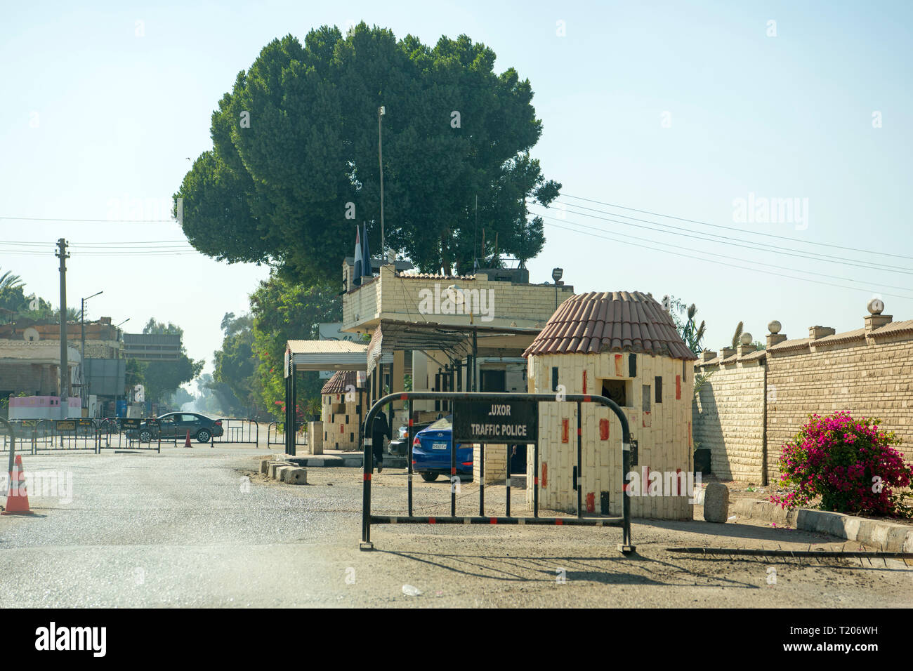 Ägypten, Luxor, Polizeikontrolle an der Strasse von Qena Foto Stock