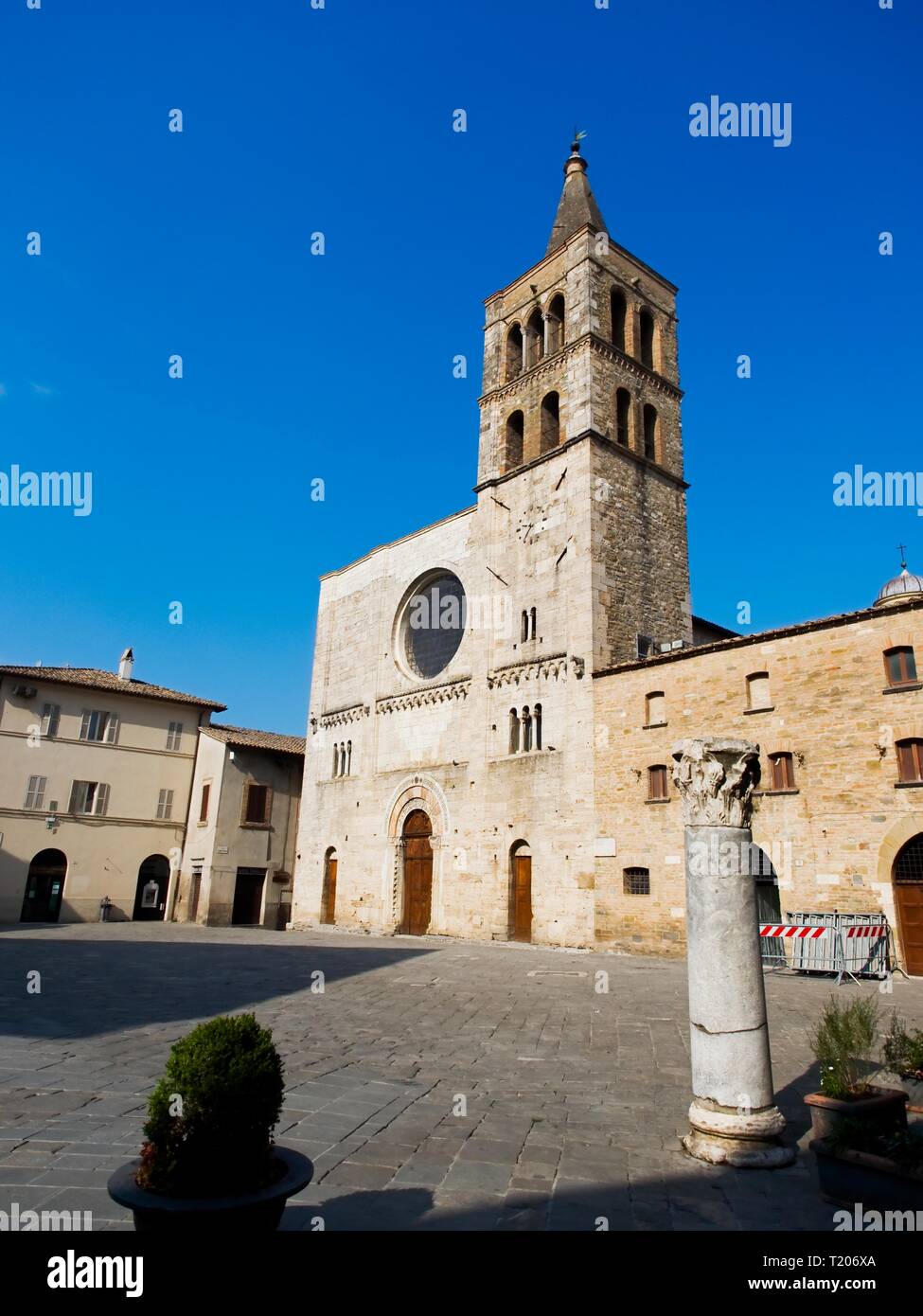 Bevagna Umbria Italia Italia. Vista dalla Piazza Silvestri oltre la chiesa di San Michele Arcangelo. La vecchia chiesa costruita 1070 da Binello e Rodolfo. Foto Stock