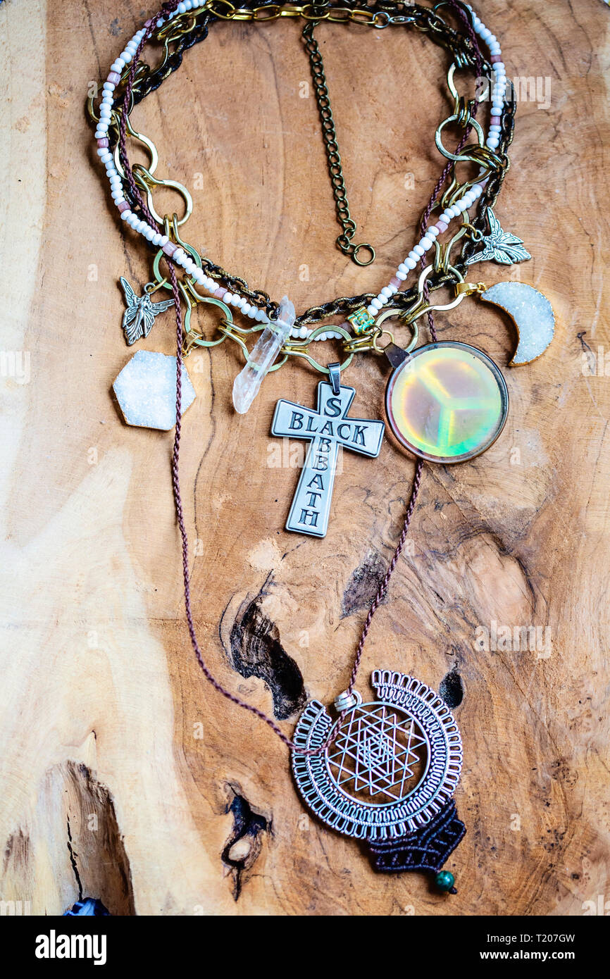 Collana raccolta su sfondo di legno Foto Stock
