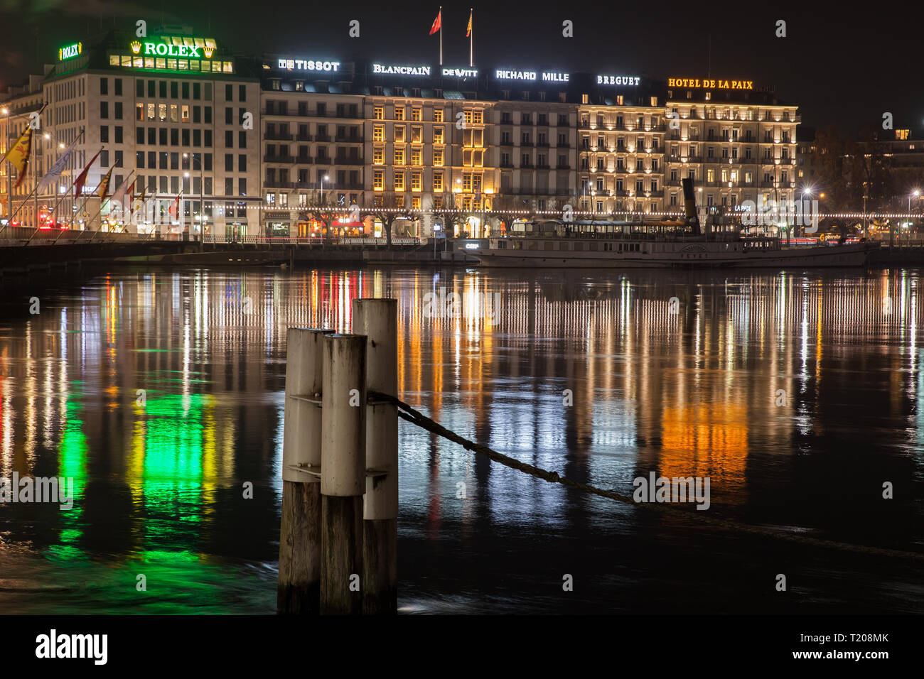 Ginevra, Svizzera - 24 Novembre 2016: notte riverside paesaggio urbano con facciate illuminate nella zona centrale della città di Ginevra Foto Stock