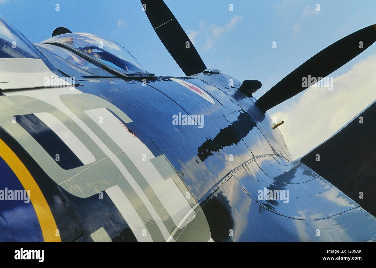 MJ627 Spitfire T9 Mk IX nei segni di 441() RCAF Squadron RAF Coded 9G:P nel Lincolnshire Aviation Heritage Center. Lincolnshire. Inghilterra, Regno Unito Foto Stock