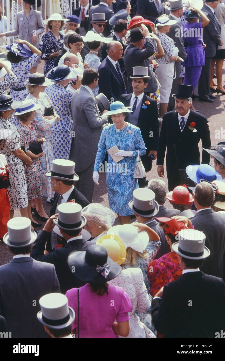Sua Maestà la Regina Elisabetta che frequentano il Royal Ascot Berkshire, Inghilterra, Regno Unito. 1989 Foto Stock