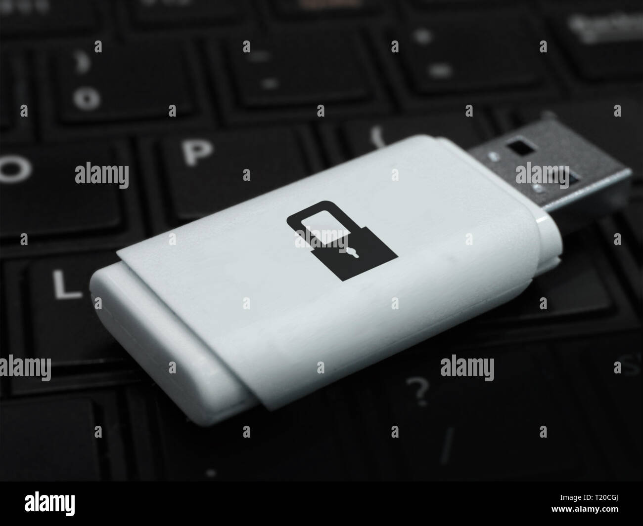 Drive flash USB con icona a forma di lucchetto, su di una tastiera di notebook. Chiave privata per la protezione dei dati. Sicure e criptate periferica di archiviazione rimovibile. Foto Stock