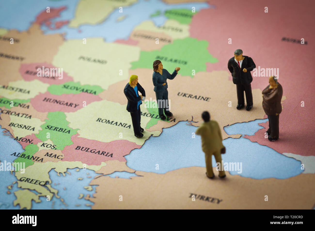 Statuette in piedi sulla mappa dell'Europa intorno all'azov e mar nero Foto Stock
