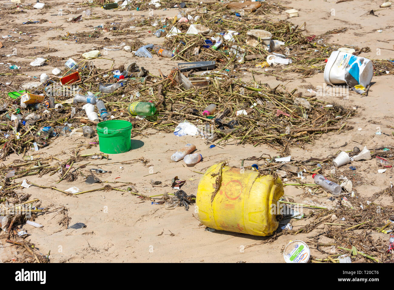 Rifiuti di plastica sulla spiaggia, North Beach Durban, KwaZulu-Natal, Sud Africa Foto Stock