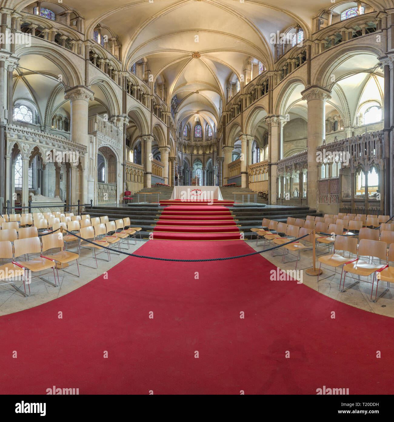 Presbiterio (coro) e cudiero (coro) presso il sito del patrimonio mondiale della cattedrale di Canterbury, Inghilterra. Foto Stock