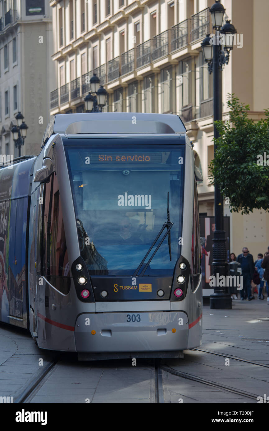 Un fuori servizio 303 il tram o il tram elettrico nel centro di Siviglia Spagna Foto Stock