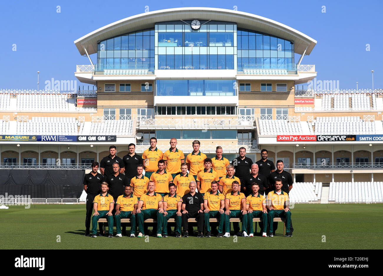 Nottinghamshire (bancata posteriore, sinistra-destra) Liam Prezzo, Henry Woodward, Jack Blatherwick, Matt Carter, Zak Chappell, Luca legno, Phil Tranter, Kunal Manek, (fila centrale, sinistra-destra) Ant Botha, James tubo, Jake Libby, Mark Footitt, Ben Slater, Paul Coughlin, Tom Moores, Andy Pick, Paolo franchi (Fila anteriore sinistra-destra) Ben Duckett, Samit Patel, Luca Fletcher, Headcoach Peter Moores, Steven Mullaney, Jake Sfera, Chris Nash, Joe Clarke e Alex Hales durante il media day a Trent Bridge, Nottingham. Foto Stock