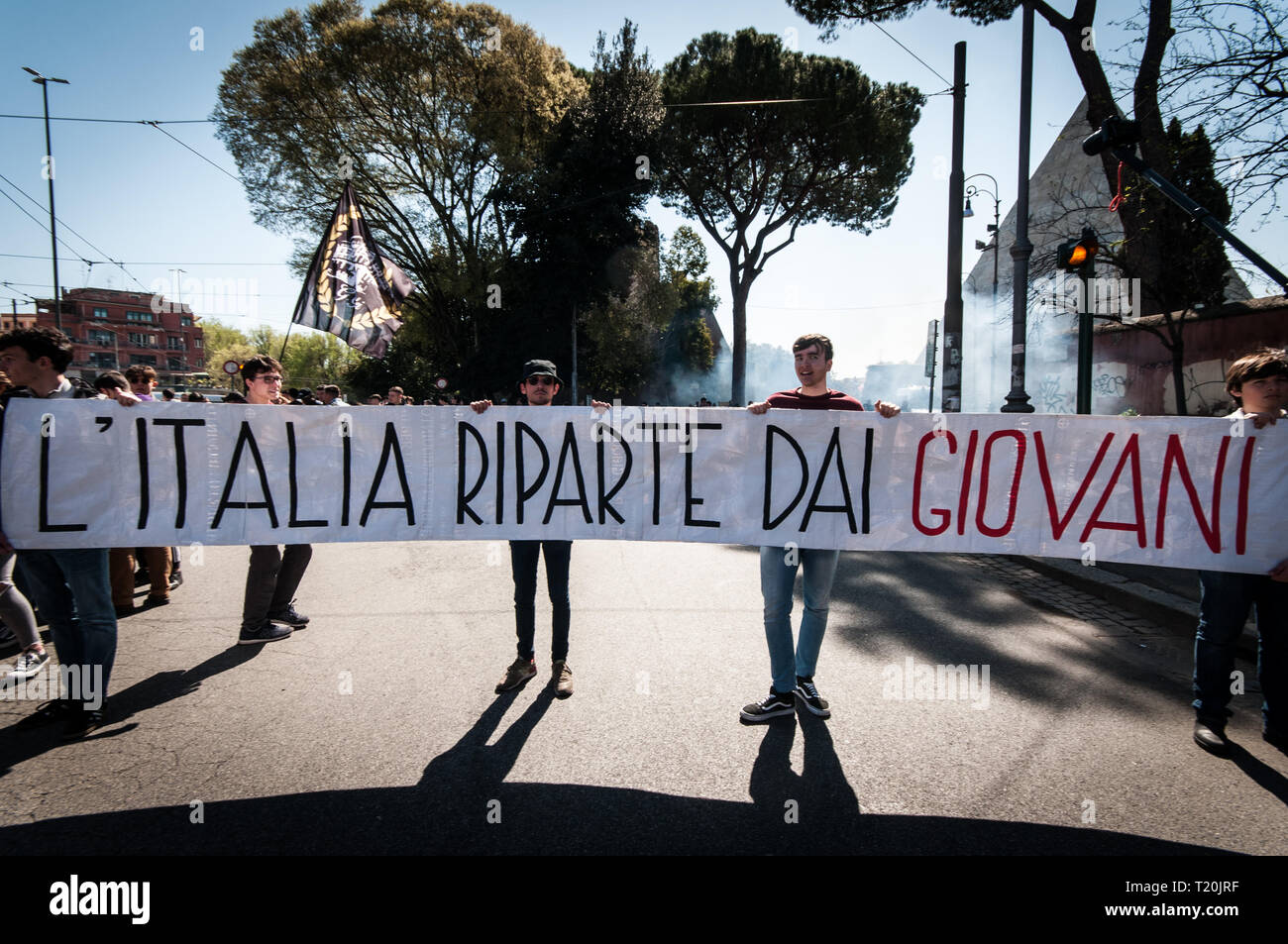 Roma, Italia. 29 Mar, 2019. Dimostrazione da parte gli studenti delle scuole medie di studente romano Comitato contro la riforma del nuovo esame di maturità a Roma, Italia. Il nuovo esame di maturità avrà inizio nel mese di giugno del 2019, precisamente del XIX con il primo scritto esame di italiano per l'esame di maturità. Credito: Andrea Ronchini/Pacific Press/Alamy Live News Foto Stock