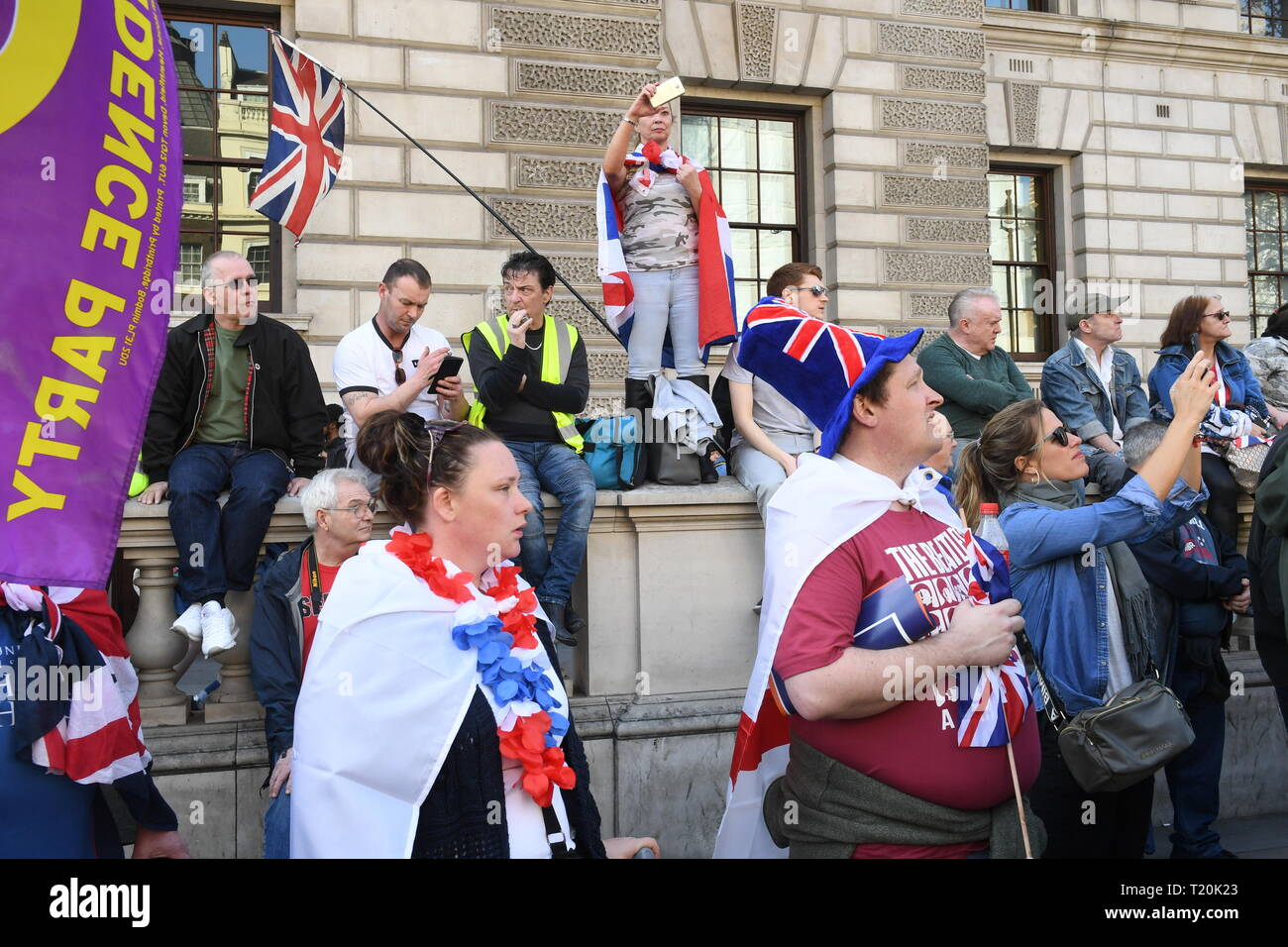 Brexit dimostranti di Whitehall a Londra, presso l'UKIP Brexit fanno accadere rally. Foto Stock