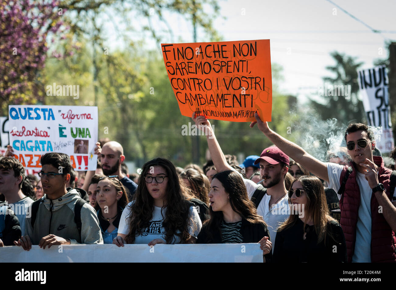 Roma, Italia. 29 Mar, 2019. Dimostrazione da parte gli studenti delle scuole medie di studente romano Comitato contro la riforma del nuovo esame di maturità a Roma, Italia. Il nuovo esame di maturità avrà inizio nel mese di giugno del 2019, precisamente del XIX con il primo scritto esame di italiano per l'esame di maturità. Credito: Andrea Ronchini/Pacific Press/Alamy Live News Foto Stock