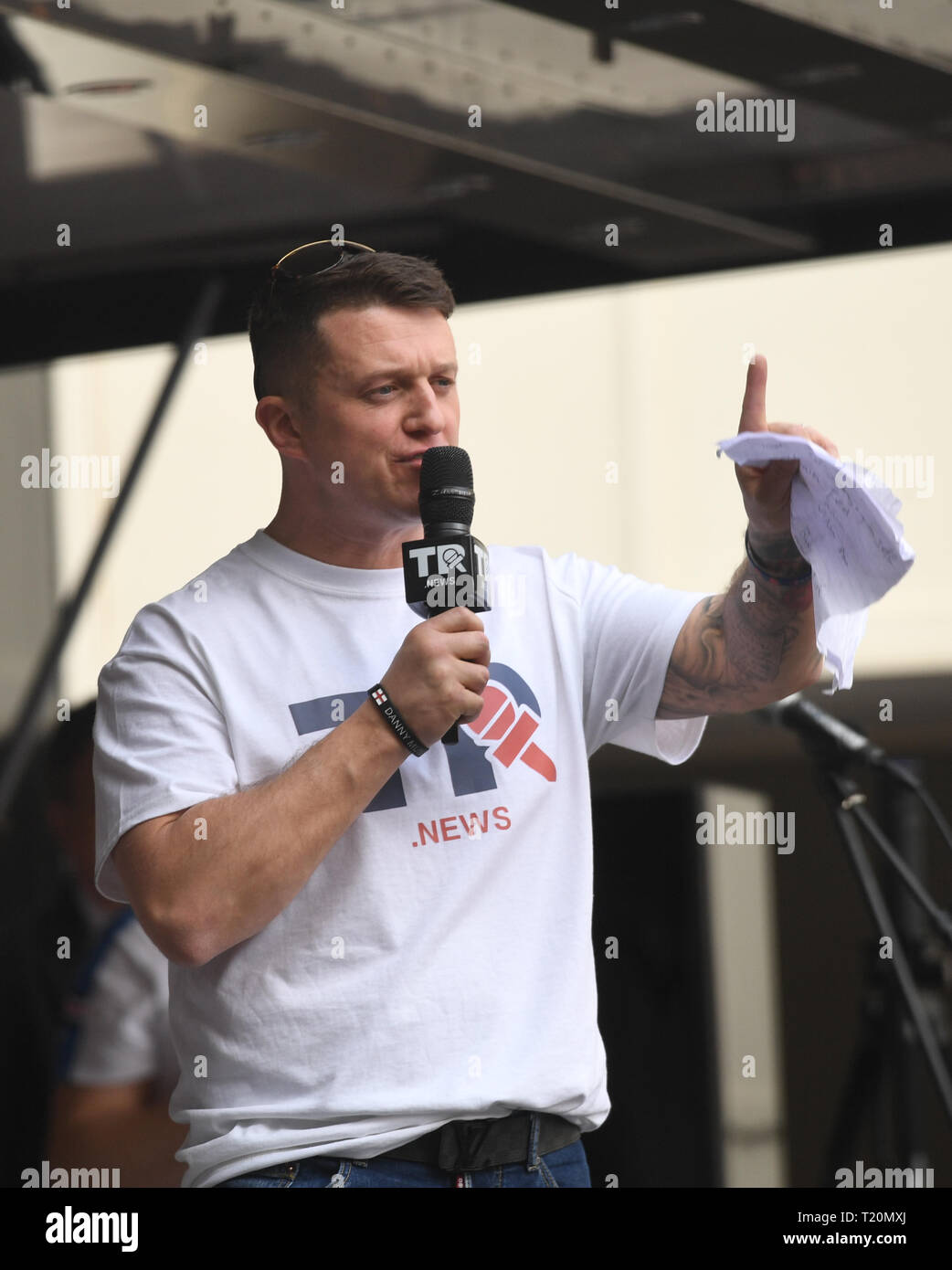 Ex Difesa inglese leader di campionato Tommy Robinson parla a rendere Brexit accadere nel rally di Whitehall, Londra. Foto Stock