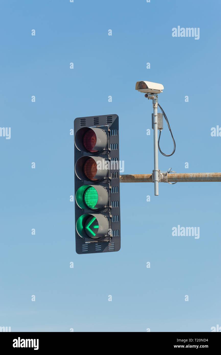 Il traffico video camera accanto a un semaforo Foto Stock