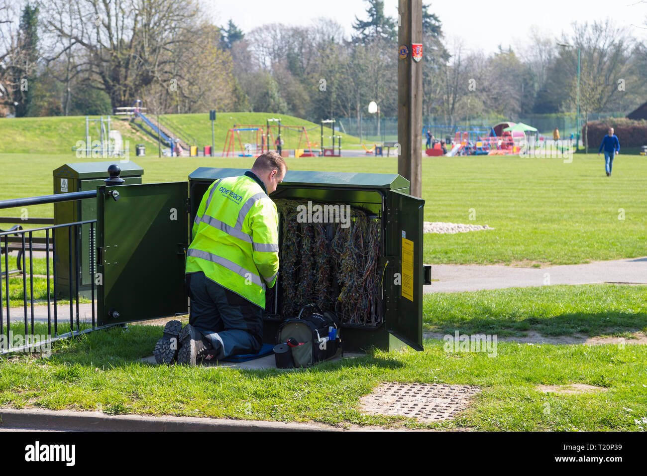 Openreach ingegnere in un cablaggio del telefono mobile, Regno Unito Foto Stock