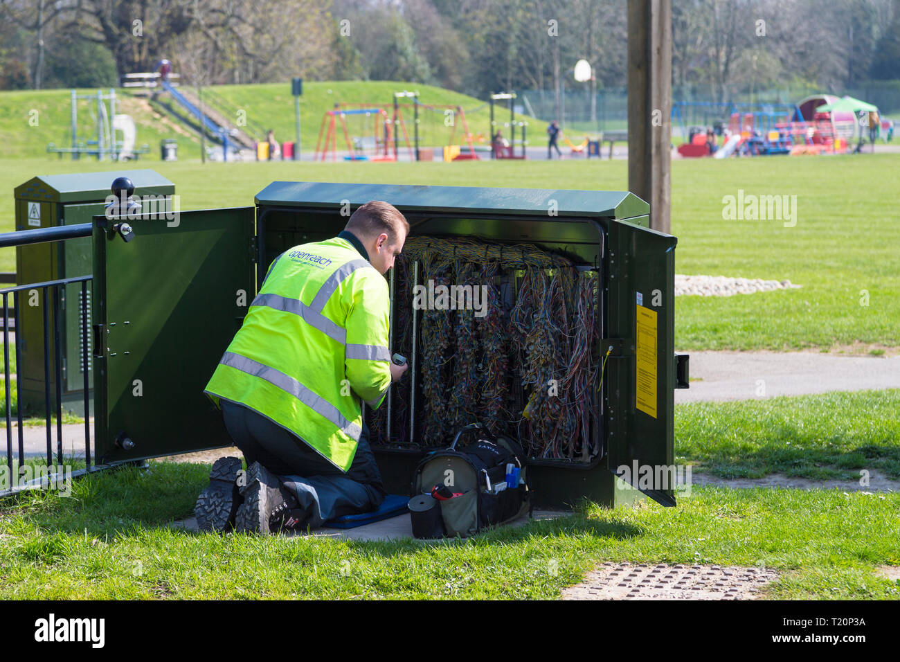 Openreach ingegnere in un cablaggio del telefono mobile, Regno Unito Foto Stock